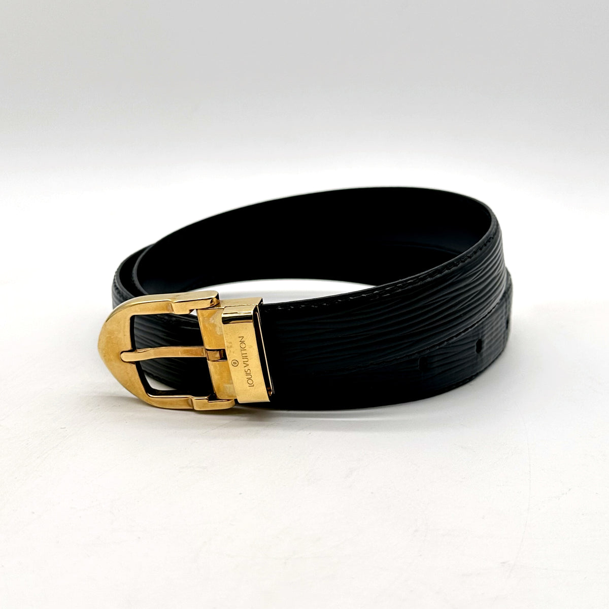 Louis Vuitton Ceinture Cuir Épi Noir - ceinture enroulée, boucle dorée de trois quarts