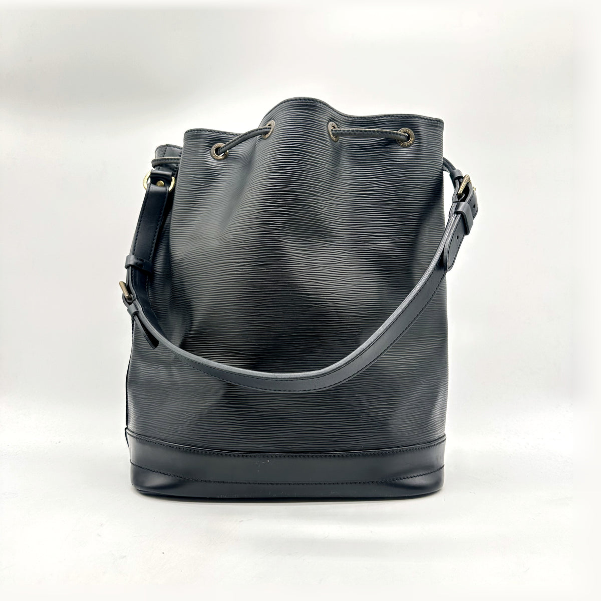 Louis Vuitton Noé Cuir Épi Noir - vue de face, bandoulière et cordon coulissant