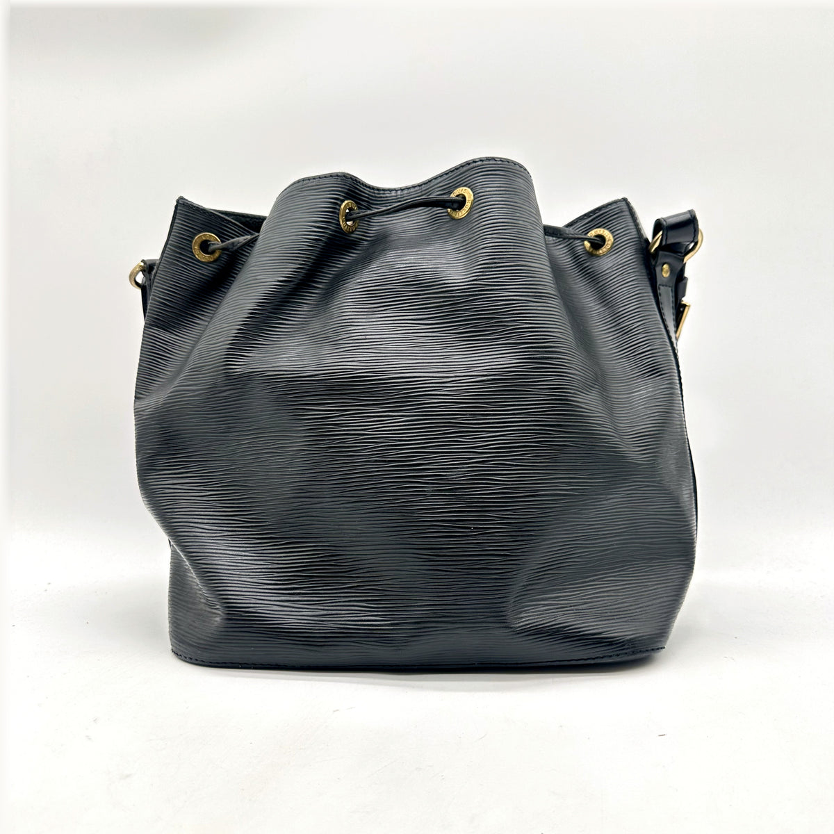 Louis Vuitton Petit Noé Cuir Épi Noir - vue de face, cordon coulissant fermé