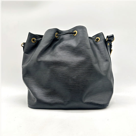 Louis Vuitton Petit Noé Cuir Épi Noir - vue de face, cordon coulissant fermé
