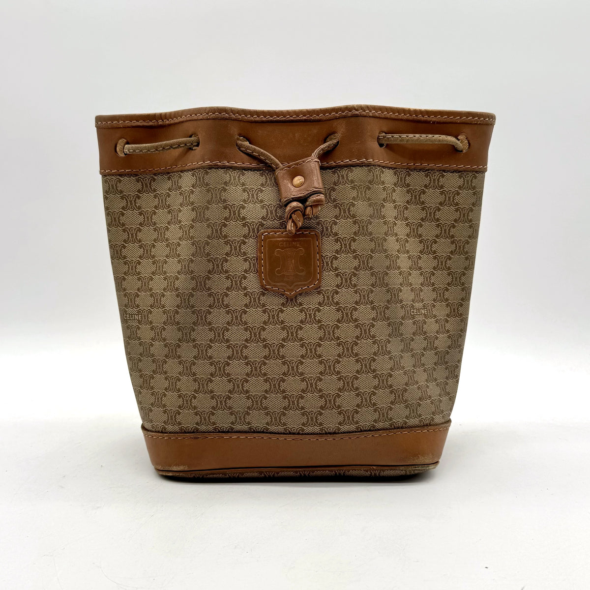 Céline Seau Toile Macadam Beige - vue de face, cordon coulissant et écusson de cuir