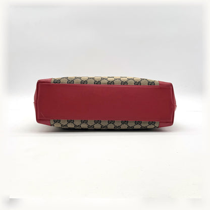 Gucci Tote Lona GG y Piel Roja - bolso apoyado en plano, canto y base de piel