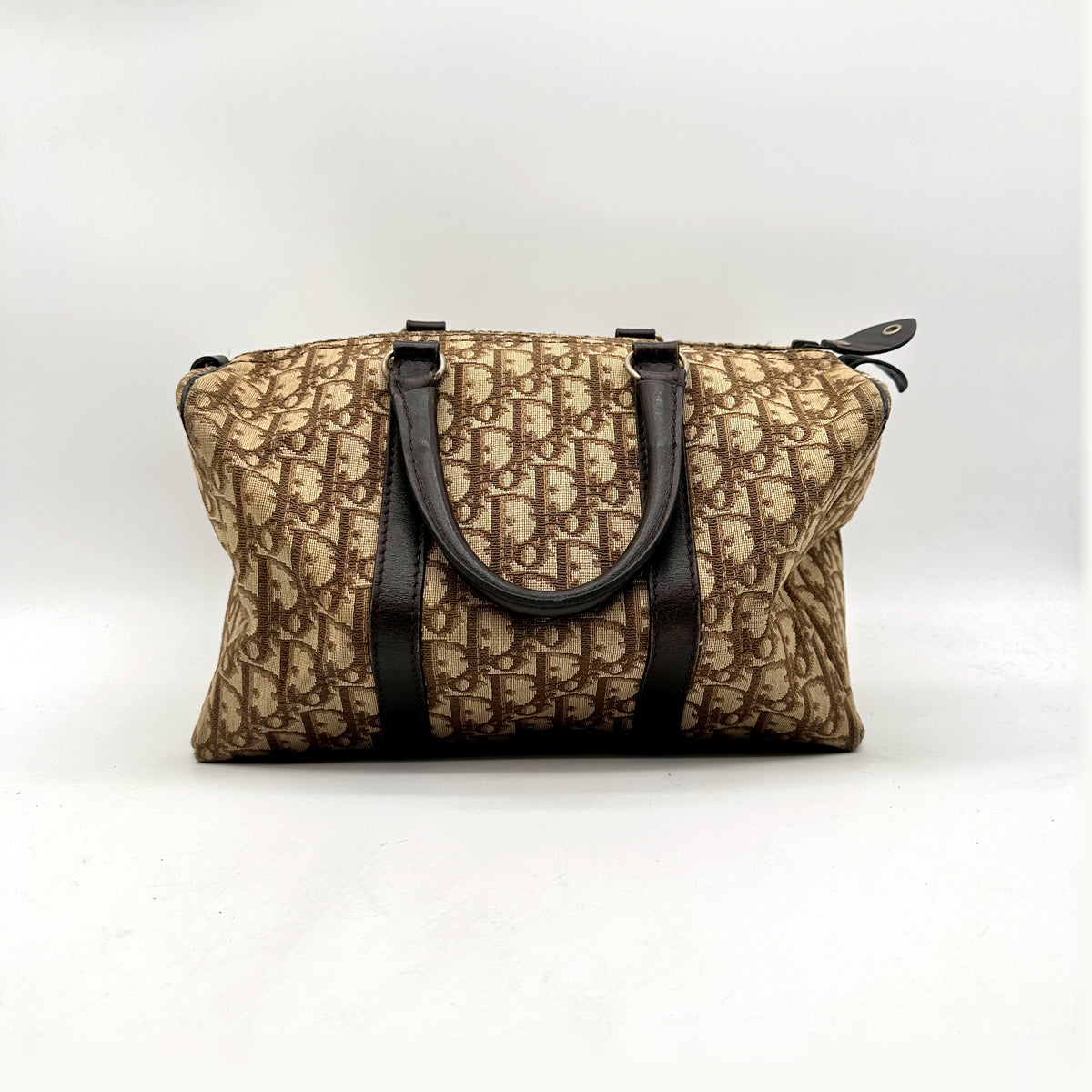 Dior Boston Toile Trotter Beige - vue de face, anses et bandes de cuir