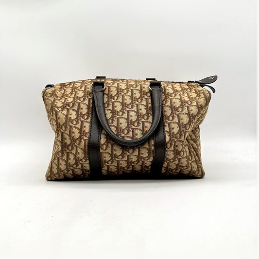 Dior Boston Toile Trotter Beige - vue de face, anses et bandes de cuir