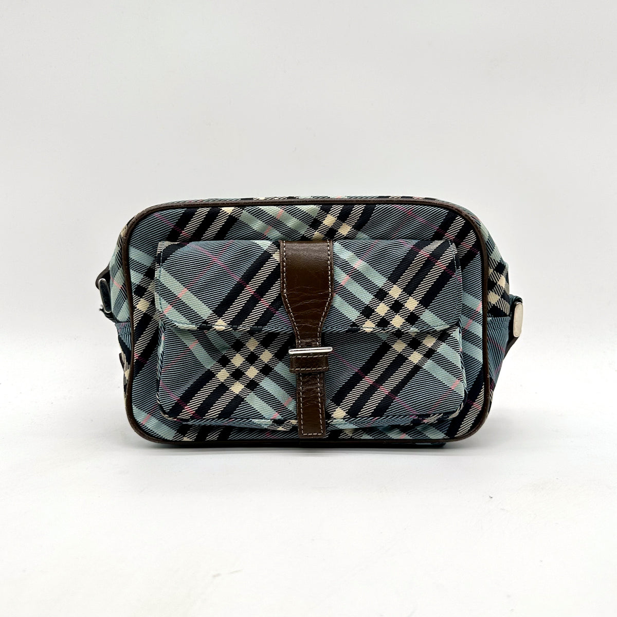 Burberry Sac bandoulière Toile Check Bleue - vue de face, patte de cuir et zip