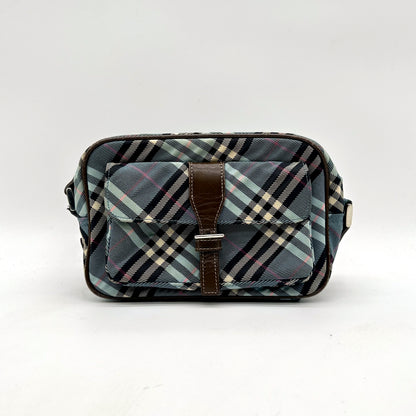 Burberry Sac bandoulière Toile Check Bleue - vue de face, patte de cuir et zip