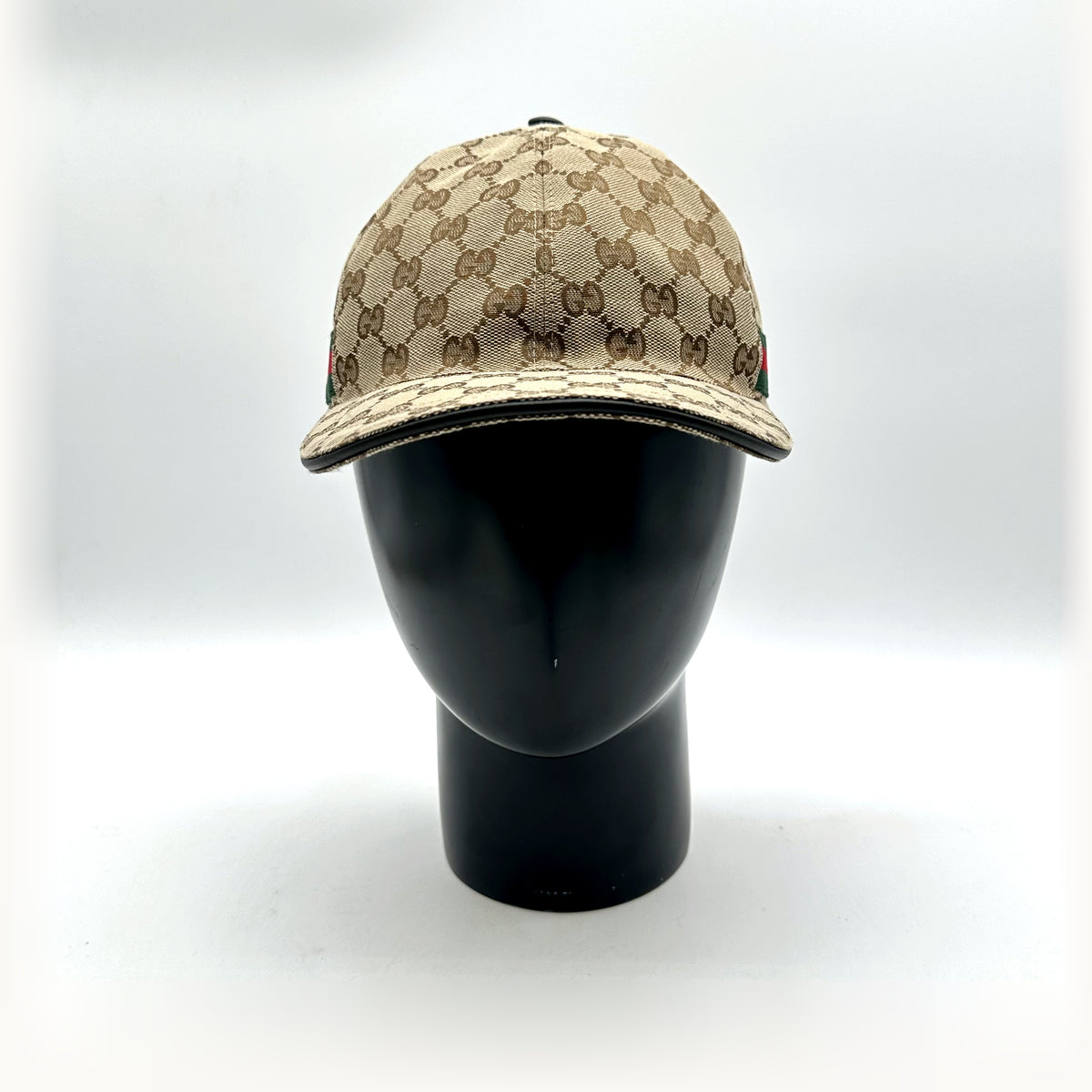 Gucci Casquette Toile GG Beige - vue de face sur présentoir