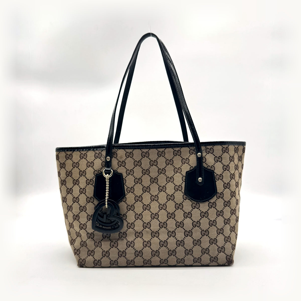 Gucci Tote Toile GG Beige et Cuir Verni Noir - vue de face, anses et breloque cœur