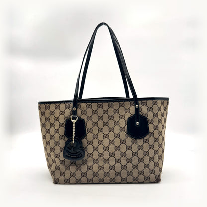 Gucci Tote Toile GG Beige et Cuir Verni Noir - vue de face, anses et breloque cœur