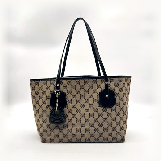 Gucci Tote Toile GG Beige et Cuir Verni Noir - vue de face, anses et breloque cœur
