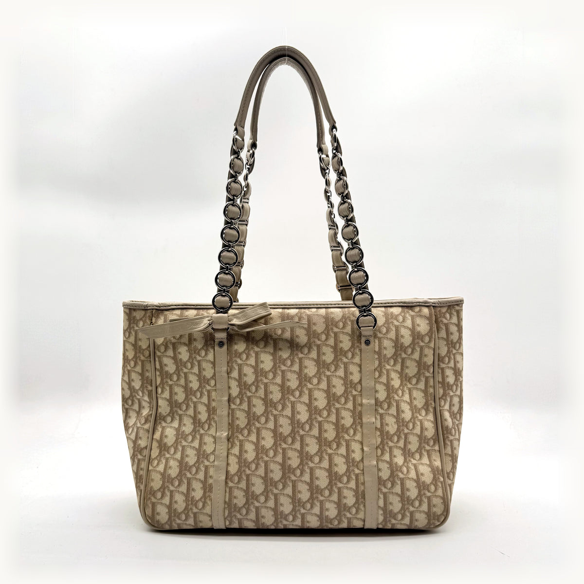 Dior Cabas Toile Trotter Beige - vue de face, anses et nœud de cuir