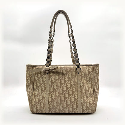 Dior Cabas Toile Trotter Beige - vue de face, anses et nœud de cuir