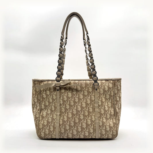 Dior Cabas Toile Trotter Beige - vue de face, anses et nœud de cuir