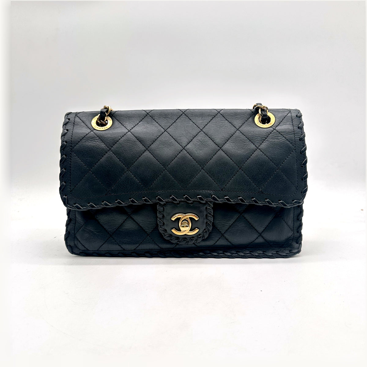 Chanel Matelassé Cuir Gris Anthracite - vue de face, rabat et fermoir CC