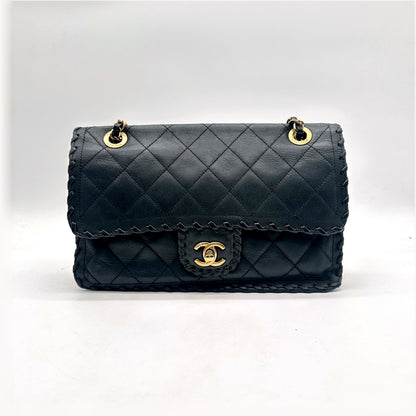 Chanel Matelassé Cuir Gris Anthracite - vue de face, rabat et fermoir CC