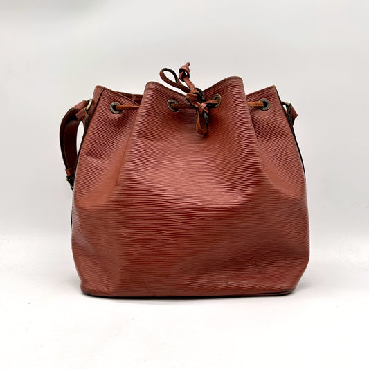 Louis Vuitton Petit Noé Cuir Épi Marron - vue de face, cordon coulissant fermé
