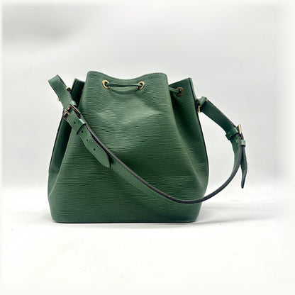 Louis Vuitton Petit Noé Cuir Épi Vert - vue de face, anse réglable et lien coulissant