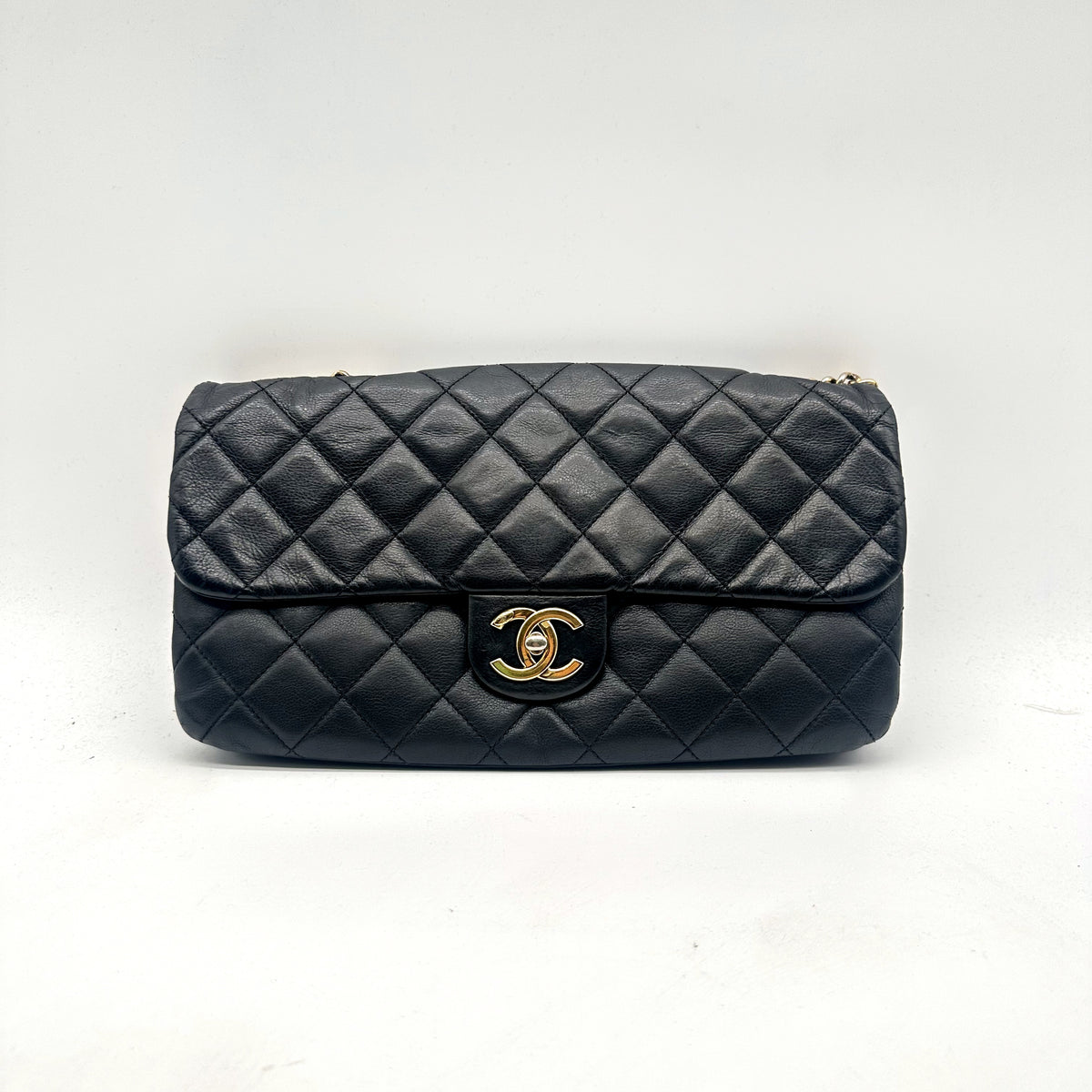 Chanel Double Chaîne Cuir Matelassé Noir - vue de face, rabat et fermoir CC