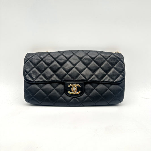 Chanel Double Chaîne Cuir Matelassé Noir - vue de face, rabat et fermoir CC