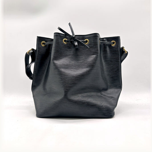 Louis Vuitton Petit Noé Cuir Épi Noir - vue de face, lien coulissant et anse réglable