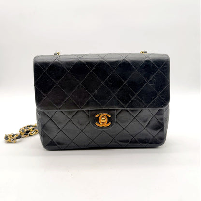 Chanel Mini Square Single Flap Cuir d'agneau Noir - vue de face, rabat et chaîne dorée