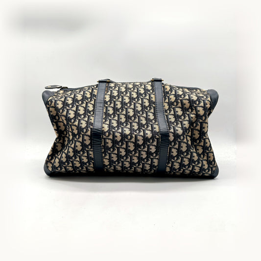 Dior Boston Toile Trotter Bleu Marine - vue de face, anses sur anneaux