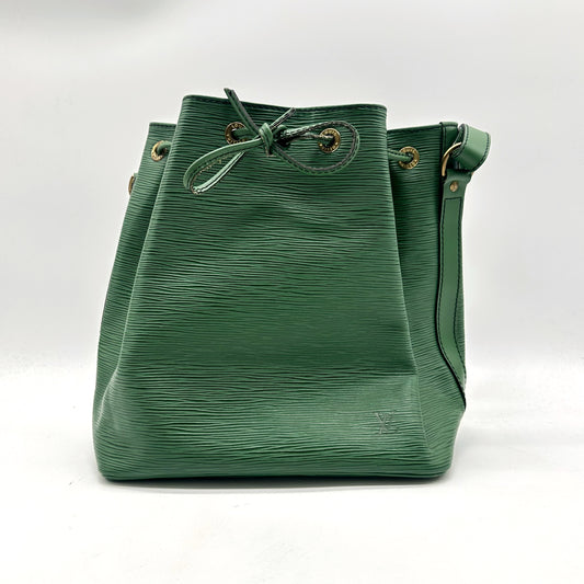Louis Vuitton Petit Noé Cuir Épi Vert - vue de face, lien coulissant et anse réglable