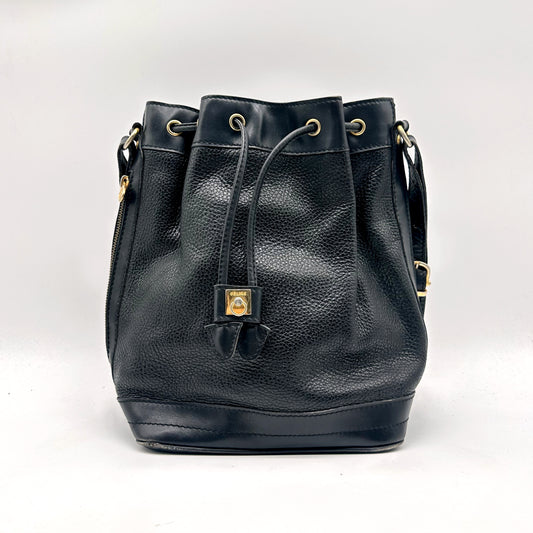 Céline Seau Cuir grainé noir - vue de face, cordon coulissant et patte à fermoir doré