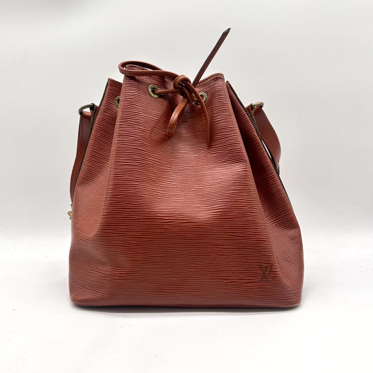 Louis Vuitton Noé Cuir Épi Marron - vue de face, lien coulissant et anse réglable