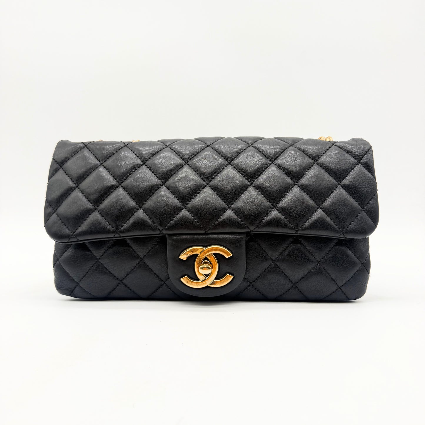 Chanel Sac à rabat matelassé cuir d'agneau - face avant, rabat fermé sur le fermoir CC