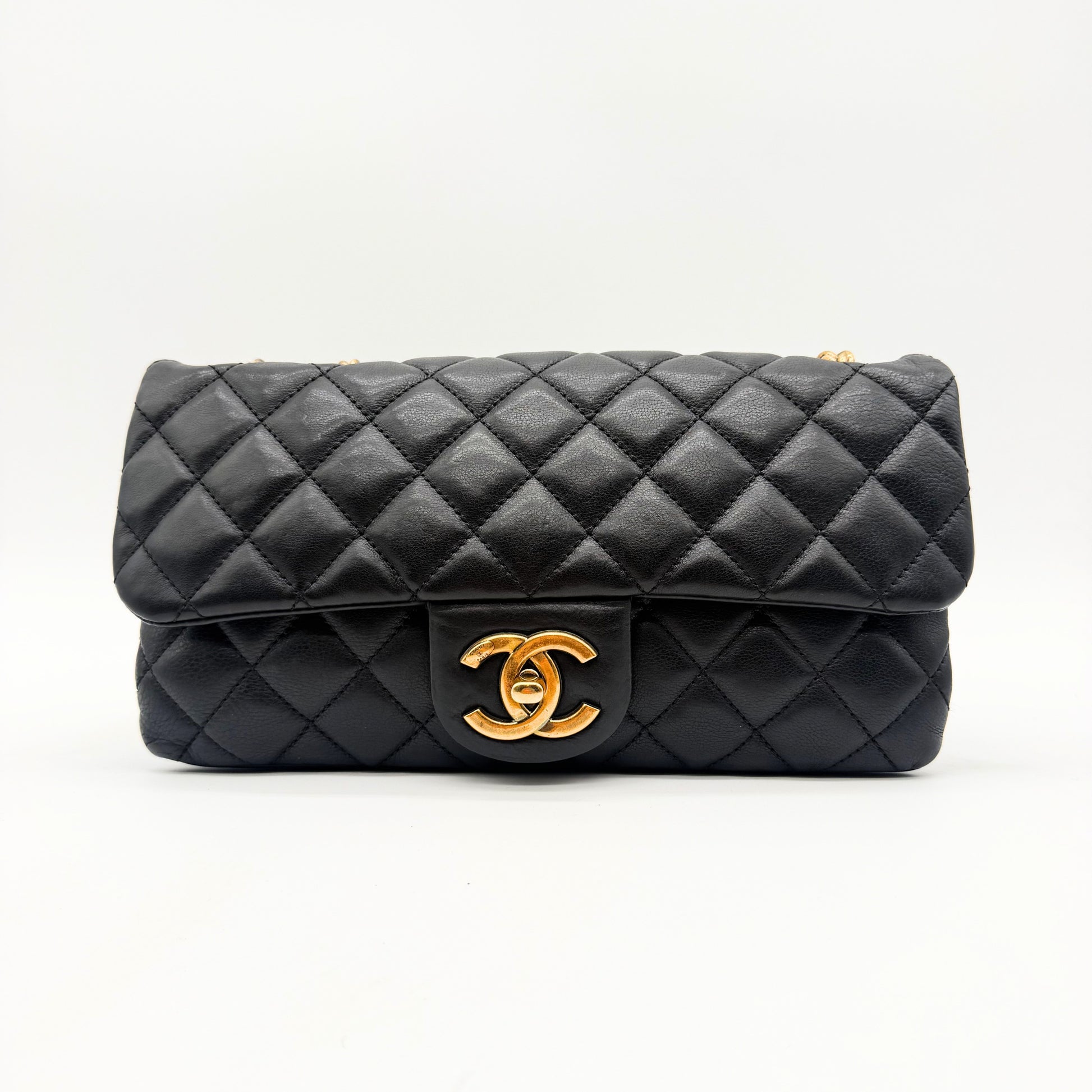 Chanel Sac à rabat matelassé cuir d'agneau - face avant, rabat fermé sur le fermoir CC