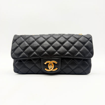 Chanel Sac à rabat matelassé cuir d'agneau - face avant, rabat fermé sur le fermoir CC