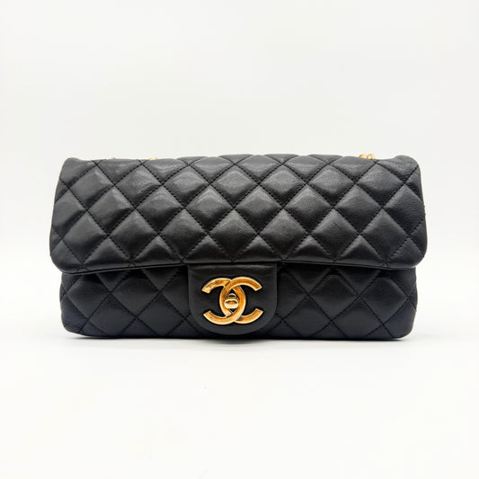 Chanel Sac à rabat matelassé cuir d'agneau - face avant, rabat fermé sur le fermoir CC