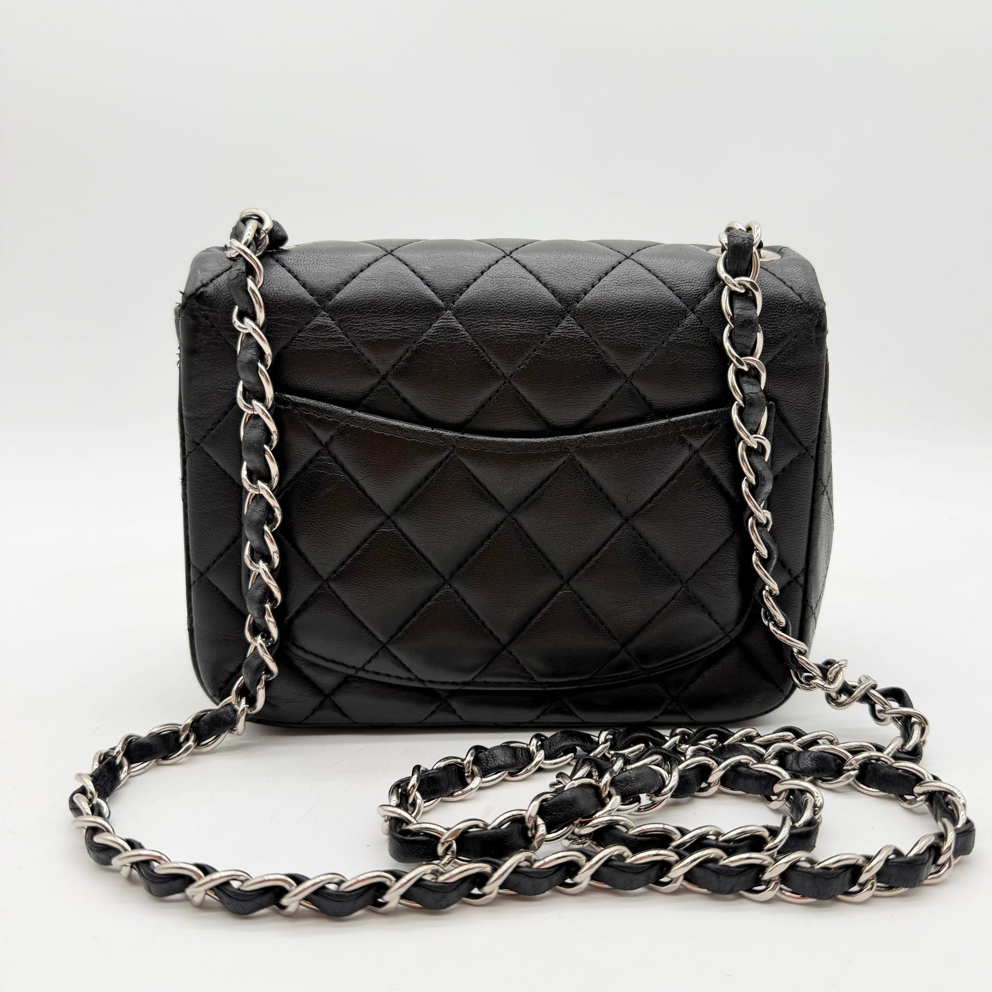 Chanel Mini Timeless carre 17 cuir agneau noir - vue arriere et chaine bandouliere