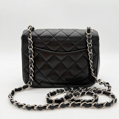 Chanel Mini Timeless carre 17 cuir agneau noir - vue arriere et chaine bandouliere