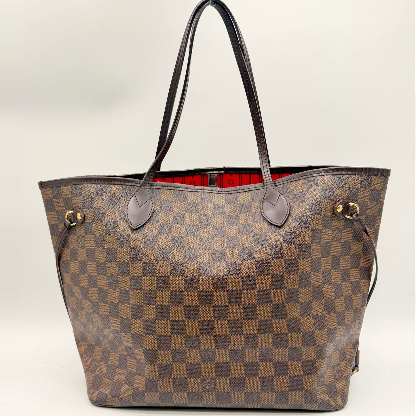 Louis Vuitton Neverfull MM toile Damier Ebene - vue de face, sac ouvert sur la doublure rouge
