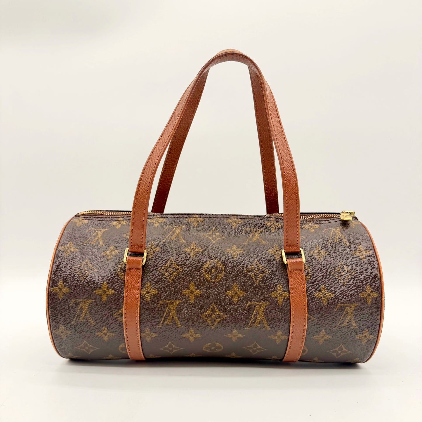Louis Vuitton Papillon 30, vue de face avec anses rabattues