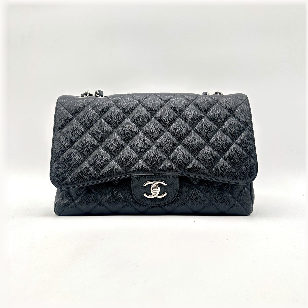 Chanel Timeless 30 cm Cuir Caviar Noir - vue de face, rabat et fermoir CC