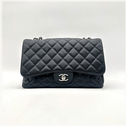 Chanel Timeless 30 cm Cuir Caviar Noir - vue de face, rabat et fermoir CC