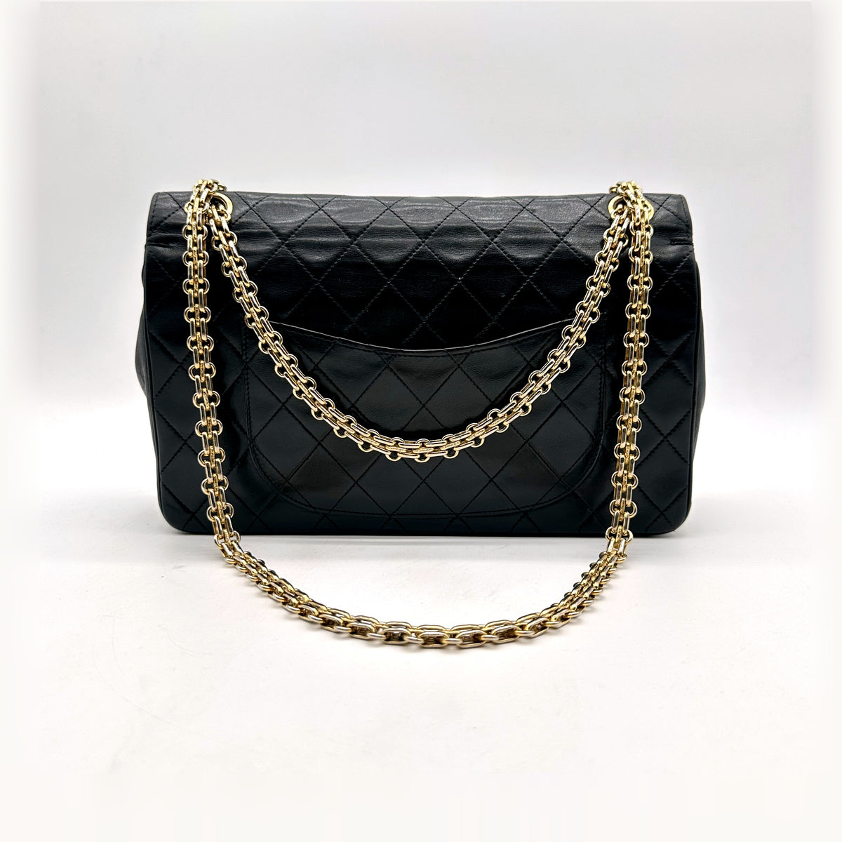 Chanel Timeless 25 cm Cuir d'agneau Noir - vue de face, chaîne déployée