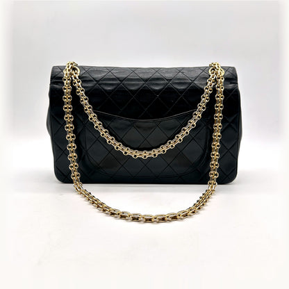 Chanel Timeless 25 cm Cuir d'agneau Noir - vue de face, chaîne déployée