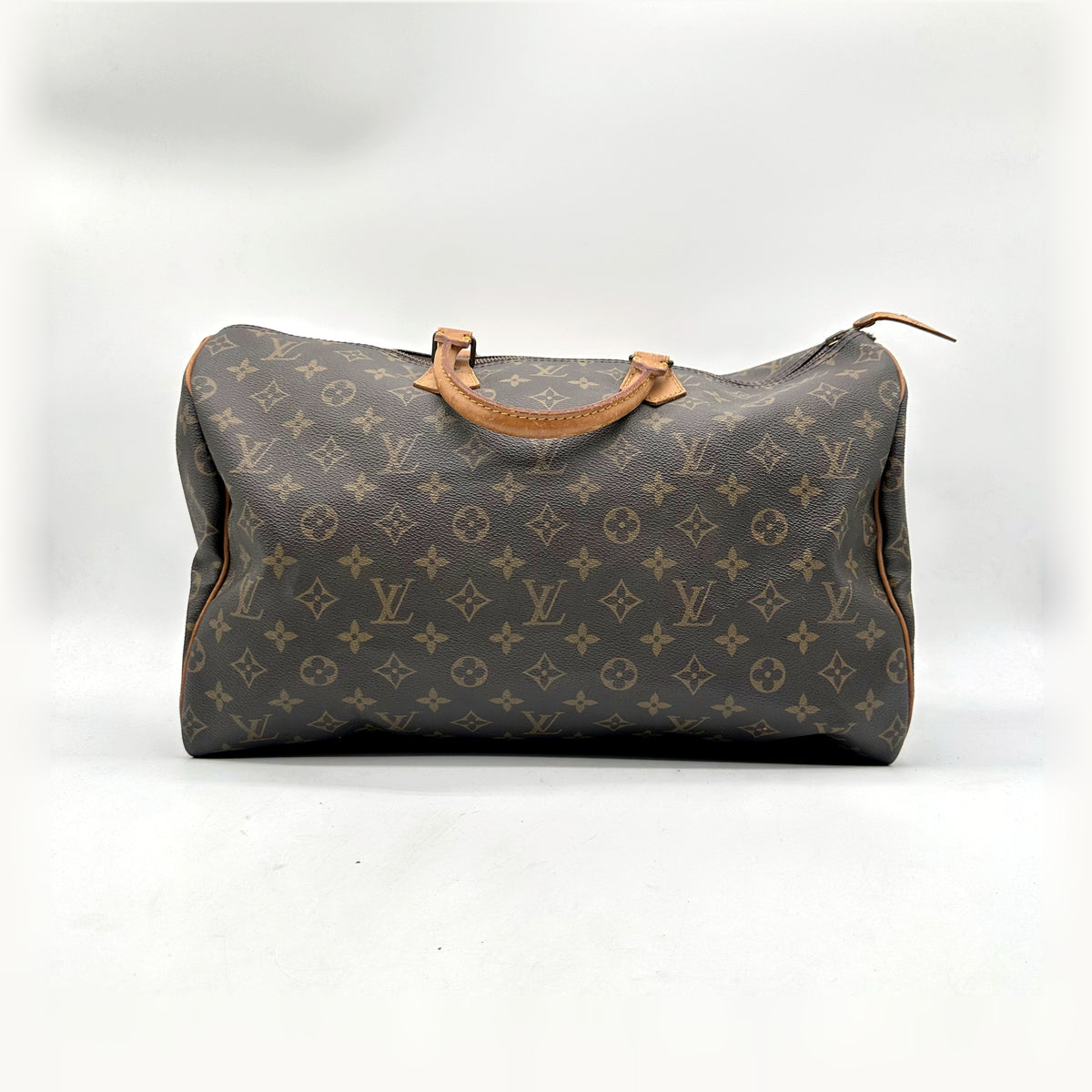 Louis Vuitton Speedy 40 Toile Monogram - vue de face opposée, sac posé
