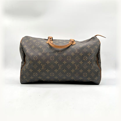 Louis Vuitton Speedy 40 Toile Monogram - vue de face opposée, sac posé