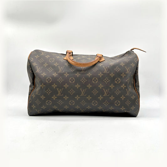 Louis Vuitton Speedy 40 Toile Monogram - vue de face opposée, sac posé