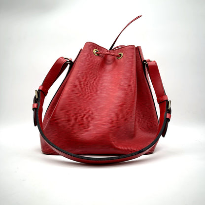 Louis Vuitton Petit Noé Cuir Épi Rouge - vue de face, bandoulière déployée