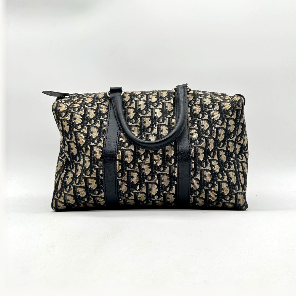 Dior Boston 30 Toile Trotter - vue de face opposée, sac posé