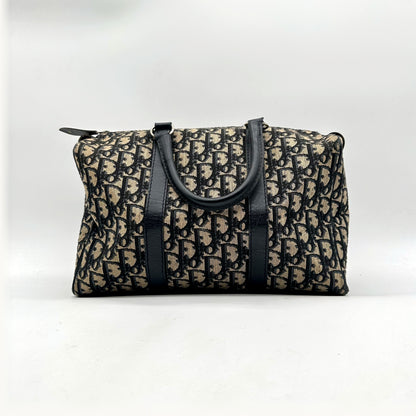 Dior Boston 30 Toile Trotter - vue de face opposée, sac posé