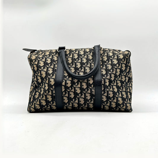 Dior Boston 30 Trotter-Canvas - gegenüberliegende Vorderansicht, Tasche abgestellt