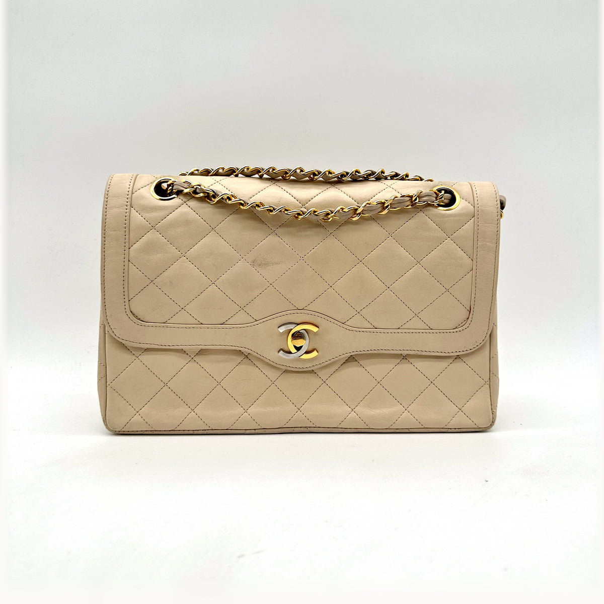 Chanel Diana Cuir d'agneau Beige - vue de face, rabat et fermoir CC