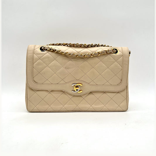 Chanel Diana Cuir d'agneau Beige - vue de face, rabat et fermoir CC